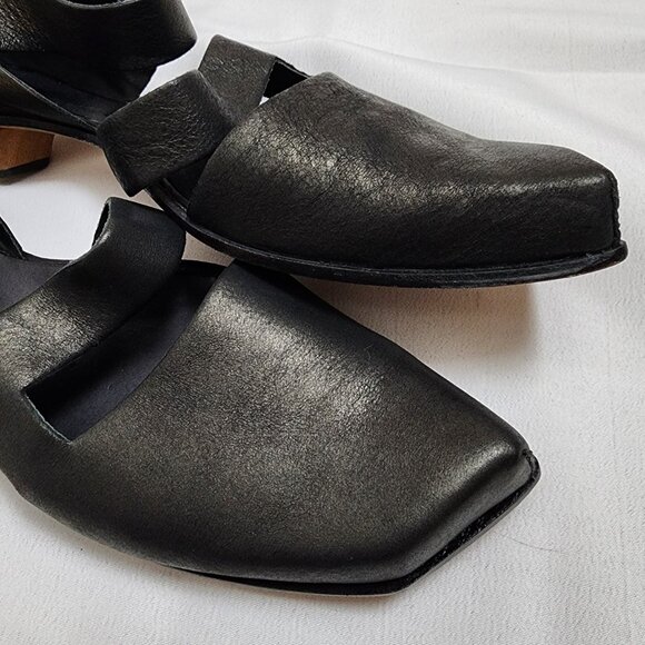 Cydwoq | Black Leather Low Heels Pointed Toe - Picture 2 of 9
